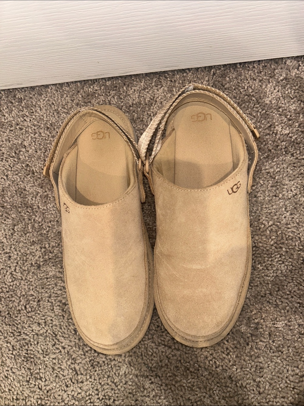 UGG® Goldenstar Clog - Big Kid Size 6, (women’s size 8) - Picture 5 of 9